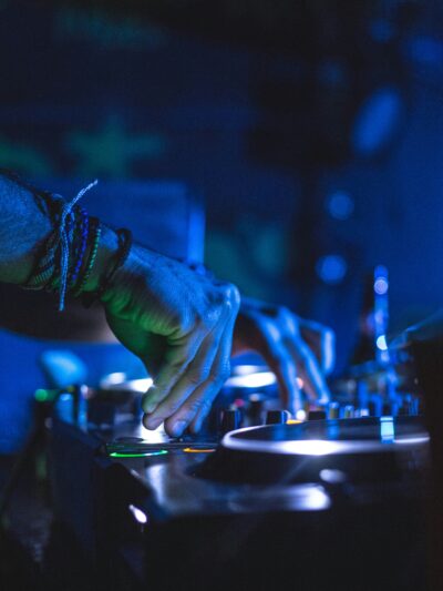 DJ